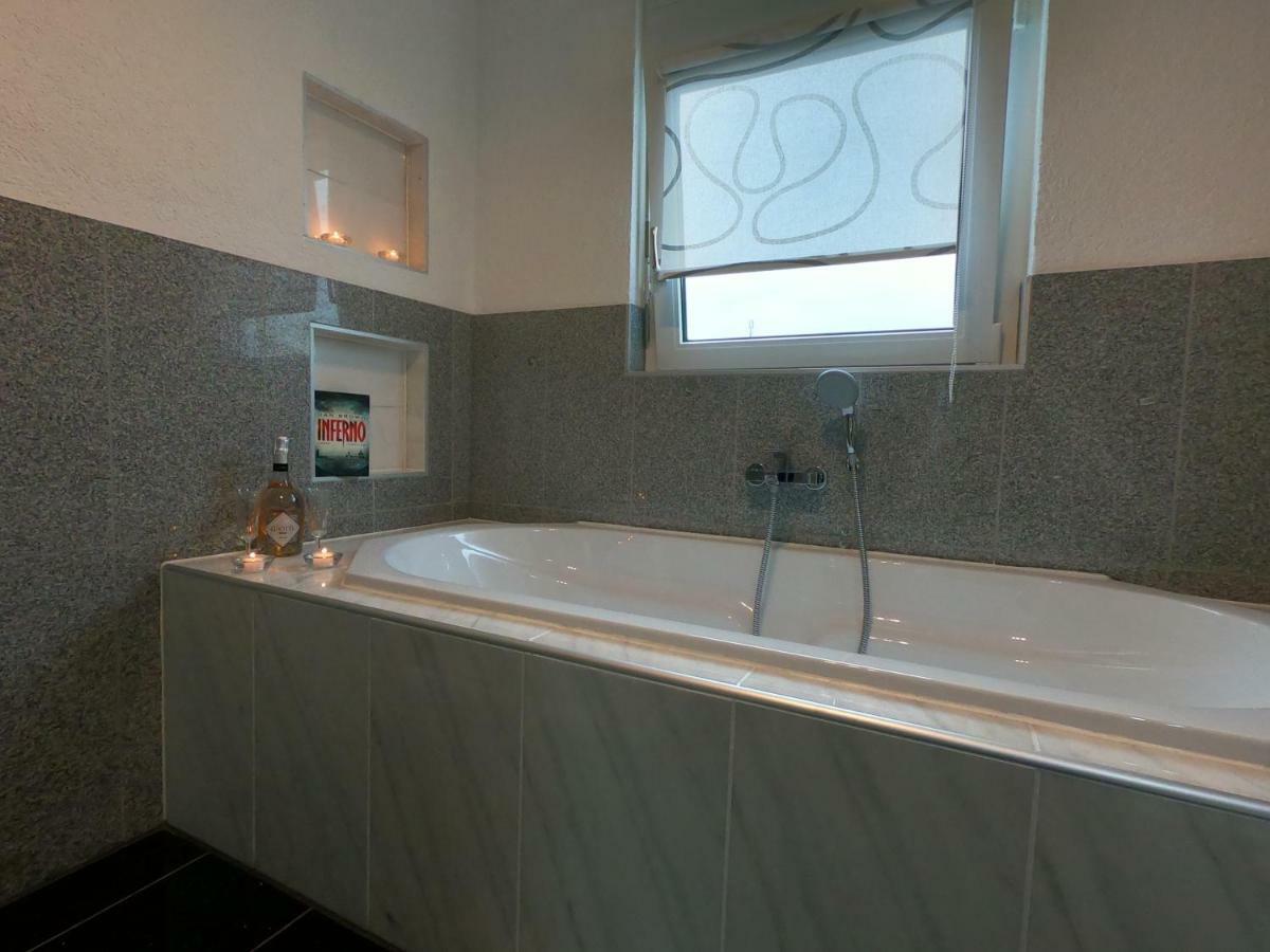 Moderne Helle 2,5 Zimmer Wohnung Mit Grossem Bad Und Kueche In Trossingen Exteriör bild